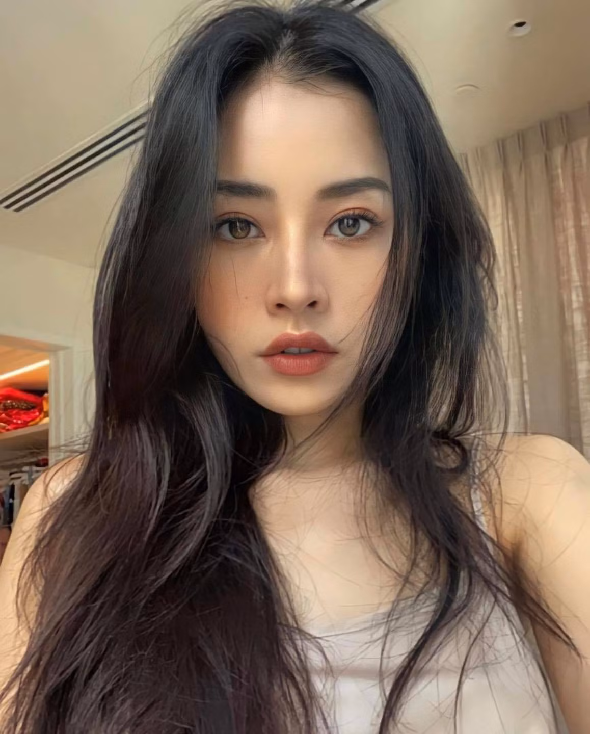 Chi Pu than vãn mái tóc rối bời.