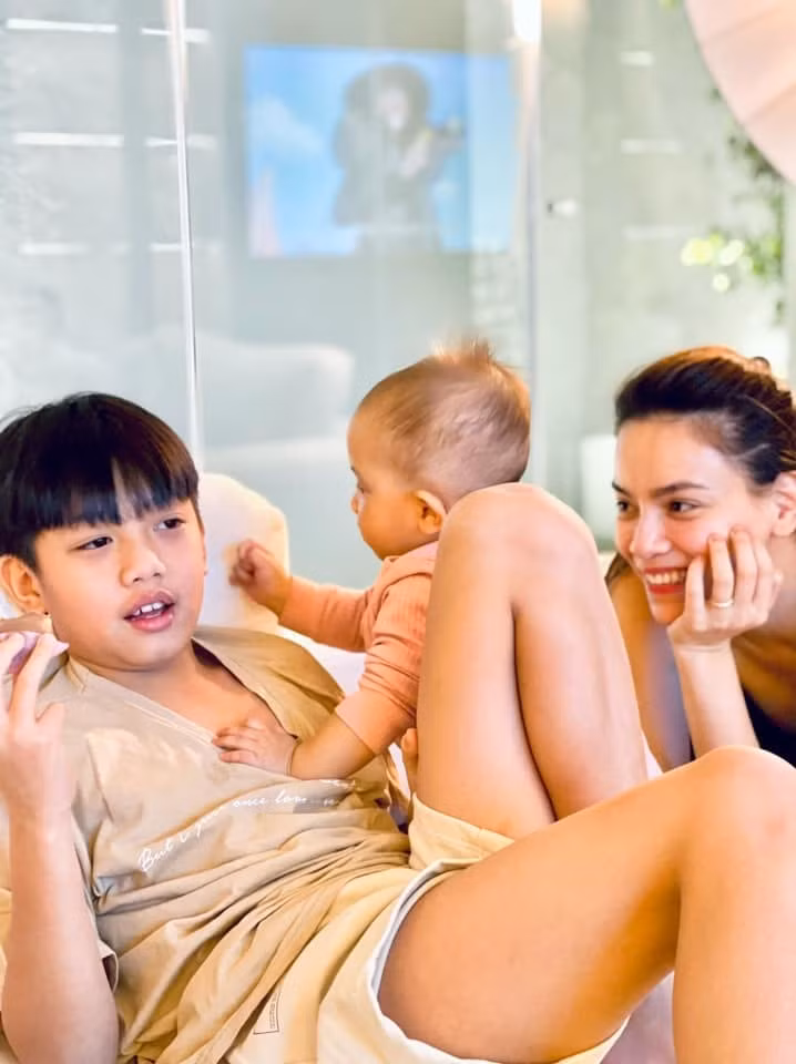 Hồ Ngọc Hà trìu mến nhìn bé Leon quấn quýt anh trai Subeo.