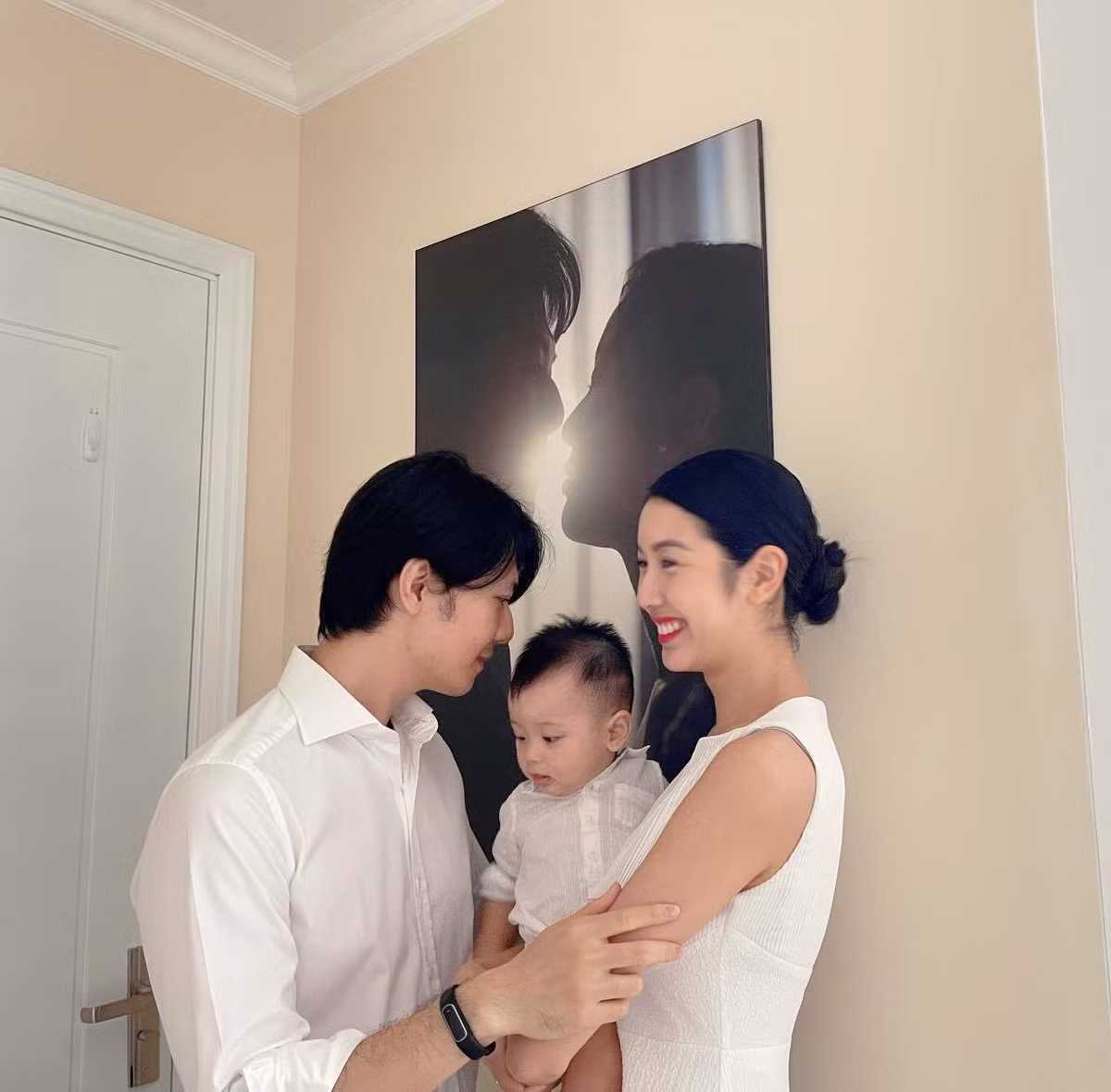 Thúy Vân hạnh phúc viên mãn bên ông xã và con trai.