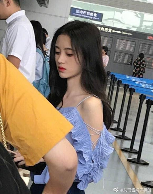 Nổi tiếng với danh xưng "Mỹ nữ 4000 năm có một" trên mạng xã hội, Cúc Tịnh Y cũng giống như Triệu Lộ Tư có nhiều người hâm mộ trẻ thông qua các bộ phim tình cảm ngọt ngào. Người đẹp sinh năm 1994 nhiều lần bị dân mạng "bóc" khai gian chiều cao khi ở ngoài đời không đạt đến 1m59 như trong profile, nhưng khó có thể phủ nhận Cúc Tịnh Y có gương mặt sắc sảo như búp bê, nhan sắc được nhiều người ưa chuộng.