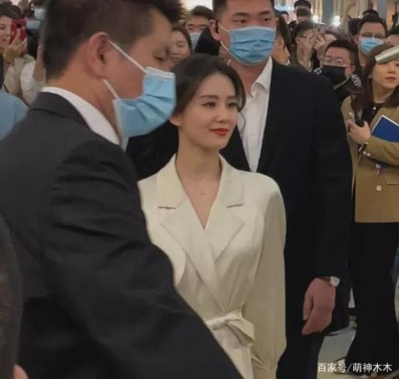 Lưu Thi Thi là một trong các sao nữ rất ăn ảnh, khó có thể tìm thấy ảnh "dìm hàng" của cô hơn so với dàn tiểu hoa khác. Đặc biệt, làn da không tì vết cũng là một điểm khiến nhiều người phải trầm trồ ghen tị.