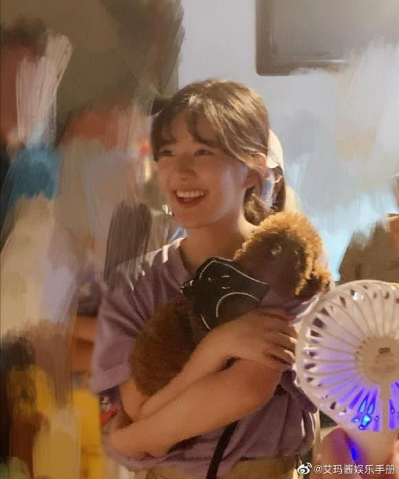 Thuộc lứa tiểu hoa sinh sau 95 chưa có địa vị vững chắc như các đàn chị, Triệu Lộ Tư nổi lên từ các bộ phim chiếu mạng như "Trần Thiên Thiên trong lời đồn", "Xuân Hoa Thu Nguyệt"... Người đẹp họ Triệu có gương mặt trẻ trung, đi theo phong cách dễ thương và gần gũi, hình ảnh Triệu Lộ Tư ngoài đời cũng tương tự với các vai diễn của cô, nhận được nhiều thiện cảm của các khán giả trẻ tuổi. 