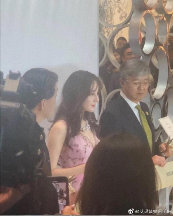 Sau thành công của "Tam Sinh Tam Thế Chẩm Thượng Thư", Địch Lệ Nhiệt Ba ngày càng nổi tiếng trong dàn tiểu hoa của showbiz xứ Trung. Người đẹp dưới trướng Dương Mịch này được mệnh danh "mỹ nữ Tân Cương", sống mũi cao và nét đẹp lai giữa phương Đông và phương Tây của Địch Lệ Nhiệt Ba khiến trong ảnh chưa qua chỉnh sửa cô cũng vô cùng nổi bật giữa đám đông. 