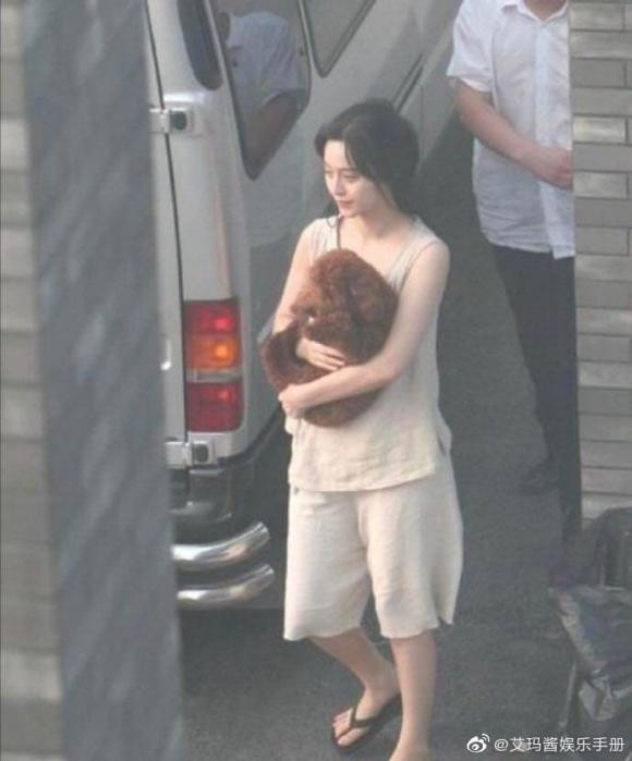 Hình ảnh được blogger đăng tải cho thấy Phạm Băng Băng đang mặc bộ đồ ngủ hơi nhăn nhúm, mái tóc lòa xòa được túm vội ra sau. Bất kể trang phục có luộm thuộc đến mấy, gương mặt Phạm Băng Băng vẫn rất sắc nét, khiến cư dân mạng xuýt xoa khen ngợi.