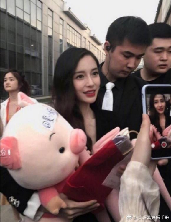 Bà xã Huỳnh Hiểu Minh cũng thường lọt Top nhan sắc, trong ảnh chưa qua chỉnh sửa có thể thấy rõ gương mặt xinh xắn với ngũ quan nổi bật của Angelababy, dễ hiểu vì sao giữa một rừng mỹ nhân như mây, lại được nhà mốt Dior ưu ái đến vậy. 