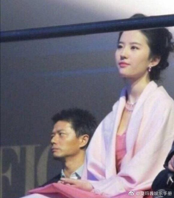 Tuy mệnh danh "thần tiên tỷ tỷ" nhưng cũng vì vậy mà Lưu Diệc Phi thường hay bị đưa lên "đầu sóng ngọn gió" nhất với bất cứ thay đổi nhỏ nào về ngoại hình. Cô thường bị "soi" khuyết điểm về thân hình, tuy nhiên nhiều người gặp Lưu Diệc Phi ngoài đời đều nói rằng vóc dáng thật của cô vô cùng cân đối, khi lên hình đã bị béo hơn so với thực tế. Để chứng minh, người qua đường còn chia sẻ ảnh cam thường của Lưu Diệc Phi, có thể nói nhan sắc thần tiên là xứng đáng để miêu tả vẻ đẹp này. 