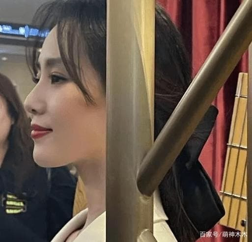 Mỹ nhân của "Bộ Bộ Kinh Tâm" sở hữu khí chất tiểu thư đài các, sau khi kết hôn càng trở nên mặn àm hơn.