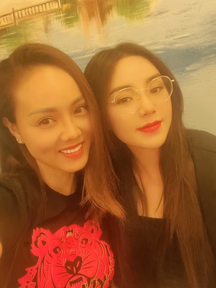 "Trong phim toàn đóng vai cá tính, thậm chí láo lếu. Nhưng ở ngoài Quỳnh là cô em rất dễ thương, đáng yêu và thật thà ạ. Đặc biệt, ăn rất khoẻ mà người bé tí. Da mặt thì siêu đẹp ạ", Ngọc Hà - vợ NSND Công Lý, nhận xét về Quỳnh Kool.