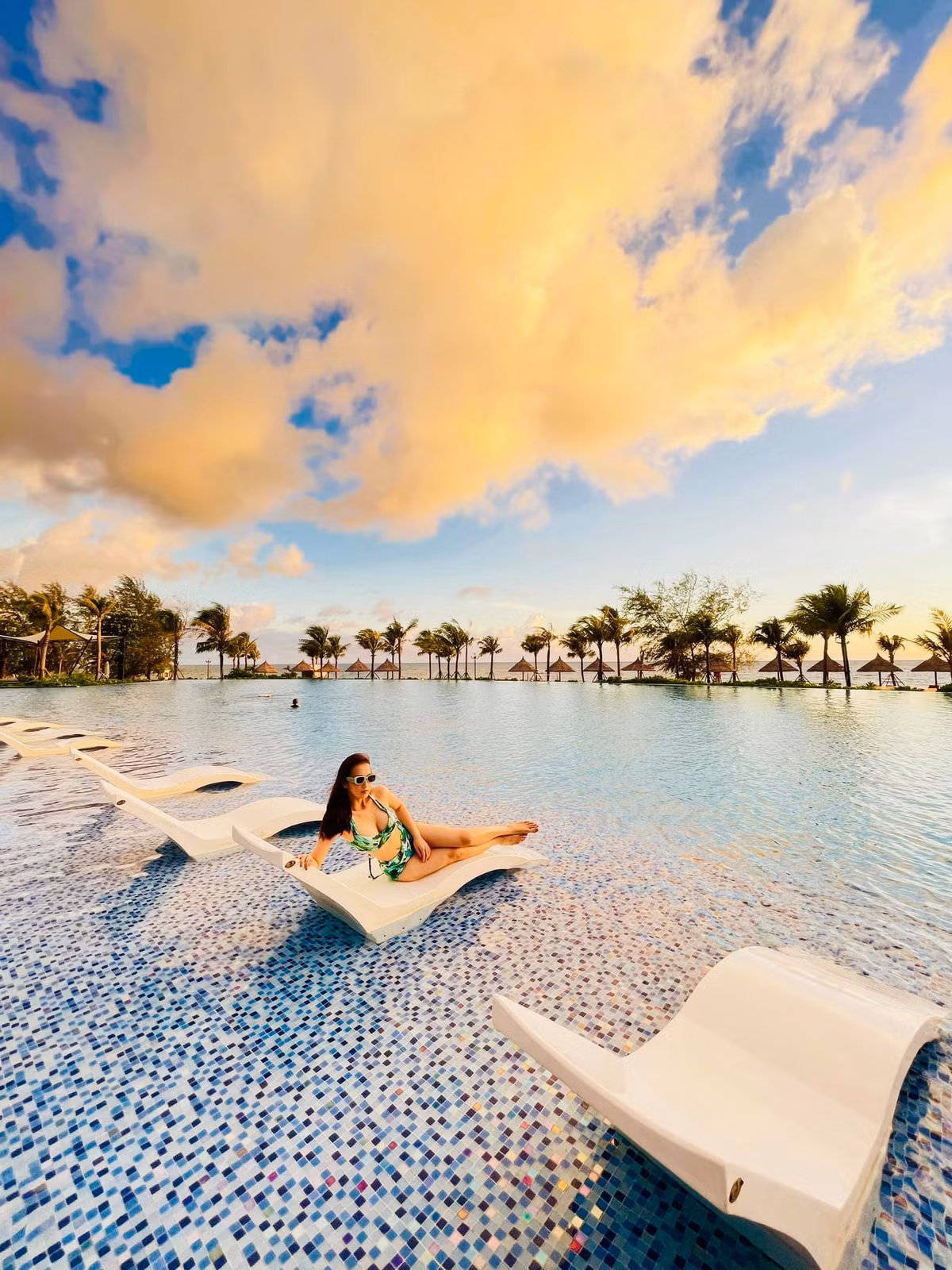 Lã Thanh Huyền lại khoe dáng nóng bỏng.