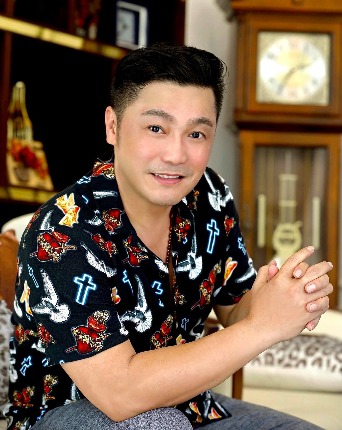 Sao Việt Lý Hùng tạo lại dáng từng được khán giả yêu thích trong một bộ ảnh thực hiện vào thập niên 1990.