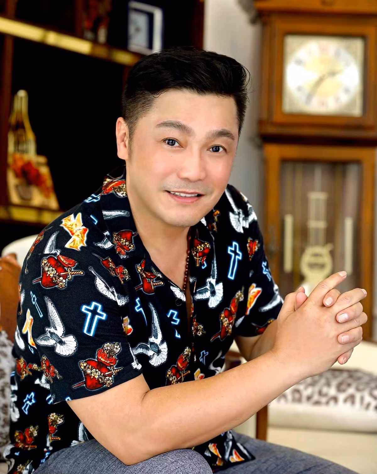 Sao Việt Lý Hùng tạo lại dáng từng được khán giả yêu thích trong một bộ ảnh thực hiện vào thập niên 1990.