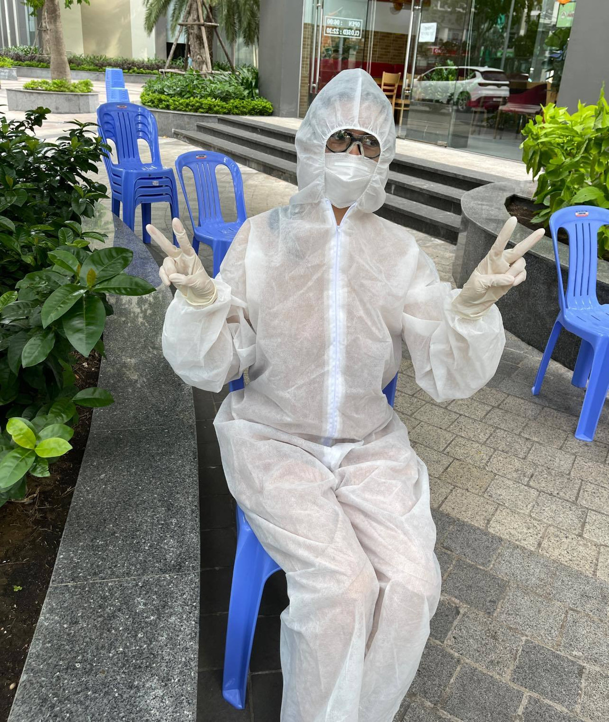 Thúy Vân hoàn tất việc lấy mẫu xét nghiệm COVID-19.