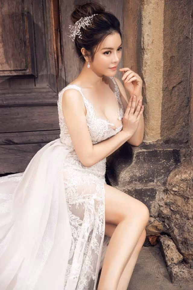 Sao Việt hôm nay 3/7: Lý Nhã Kỳ khoe chân thon, ngực đầy.