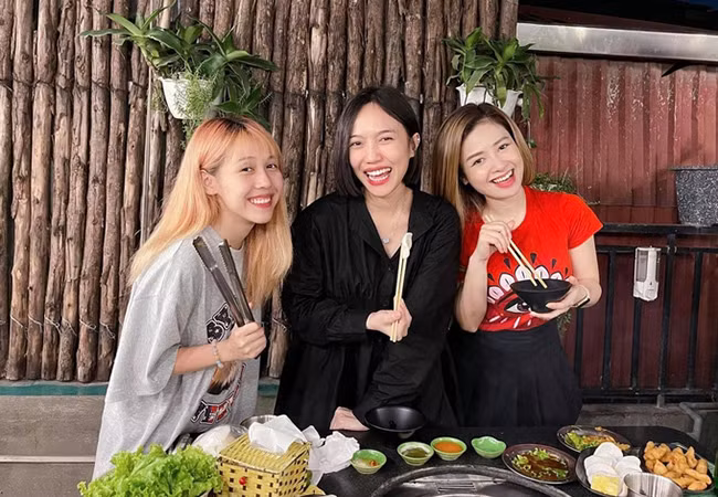 Bộ ba Hậu Hoàng, Diệu Nhi và Dương Hoàng Yến hội ngộ ăn uống sau cuộc thi "Sao nhập ngũ".