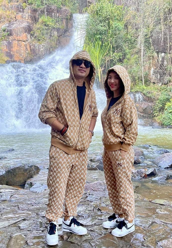 Vợ chồng Thu Trang - Tiến Luật diện đồ đôi chụp ảnh tình cảm trong chuyến du lịch cùng gia đình.
