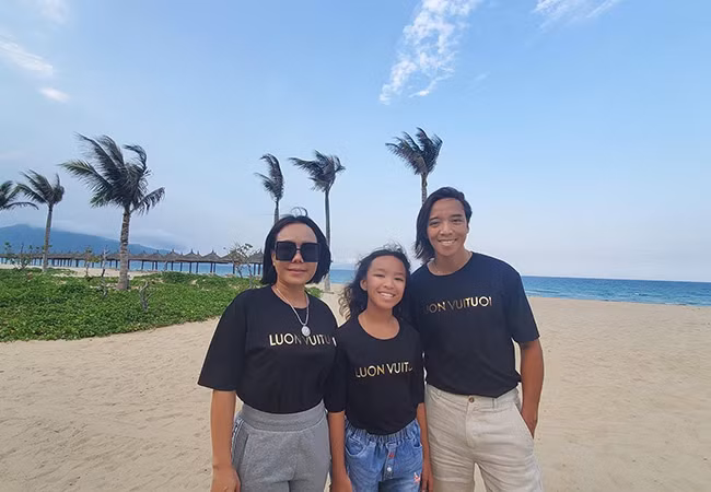 Gia đình Việt Hương tươi cười tạo dáng trong trang phục đồng điệu với dòng chữ "Luôn vui tươi".