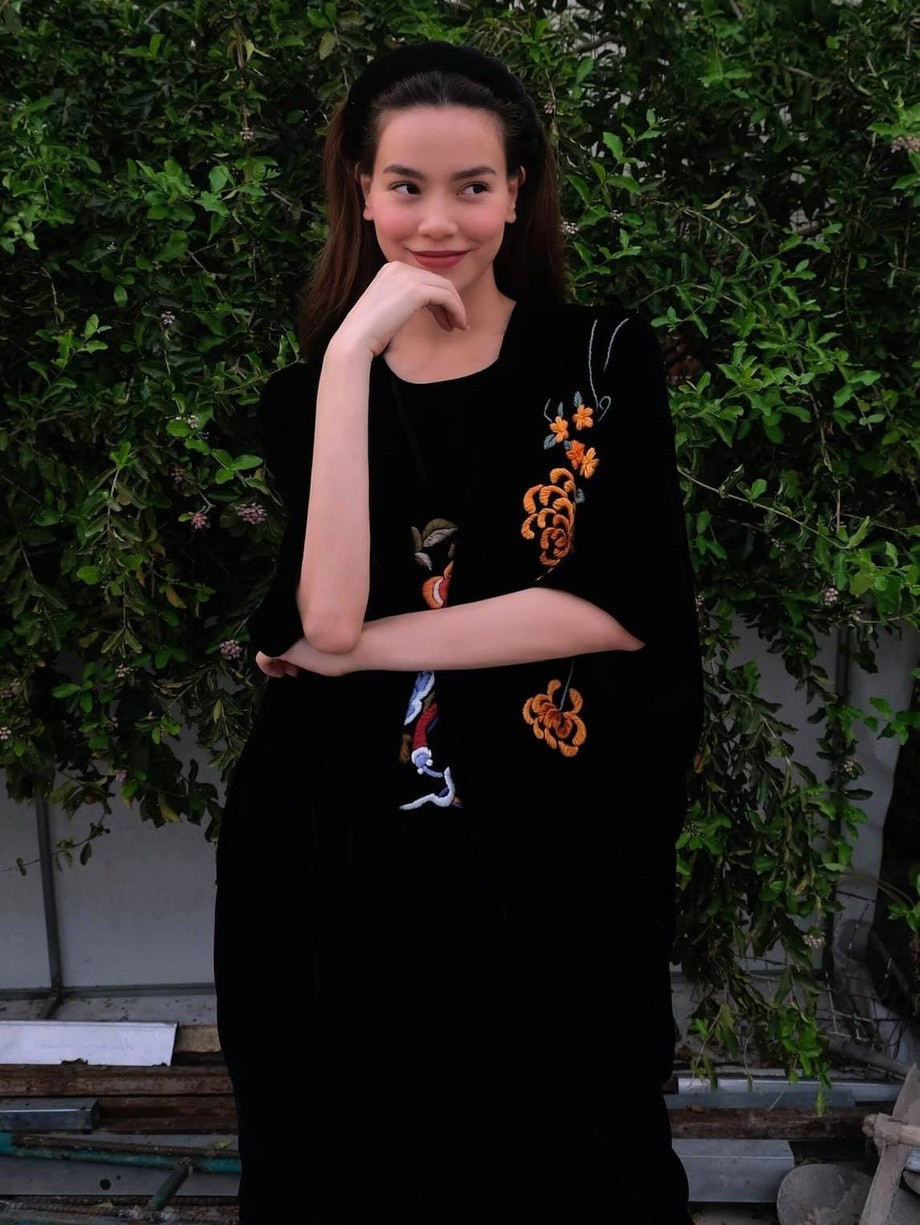 Hồ Ngọc Hà diện váy nhung đen họa tiết vẫn được khen trẻ trung, quyến rũ.