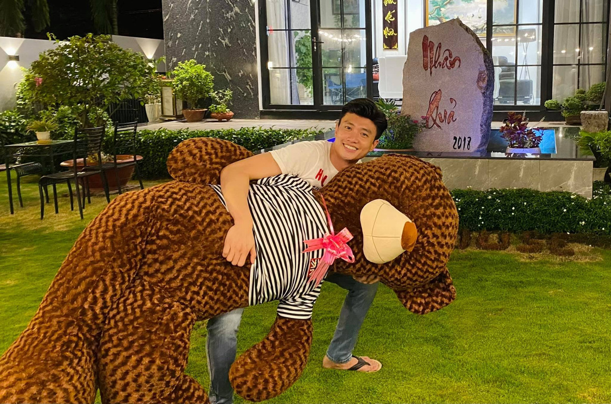 Quốc Trường chật vật bế chú gấu bông quá khổ.