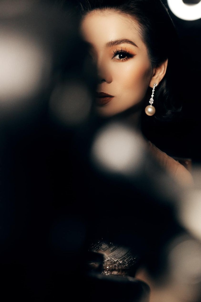 Sao Việt hôm nay 16/5: Lệ Quyên đầy ưu tư: "Phim là đời và đời cũng như phim. Bi, hài hay viên mãn là do chính ta. Xã hội thật ra là sân khấu lớn nhất, ái ngại là khi ta không đủ tỉnh táo để biết mình đang là gì trong mắt người đời".