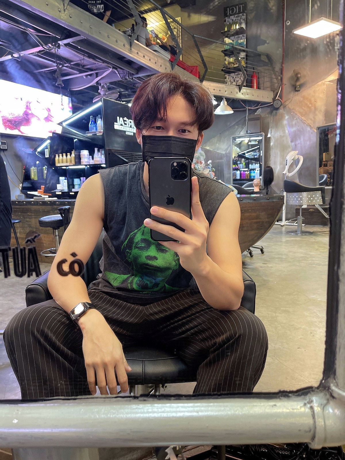 Đình Tú đeo khẩu trang tập gym.