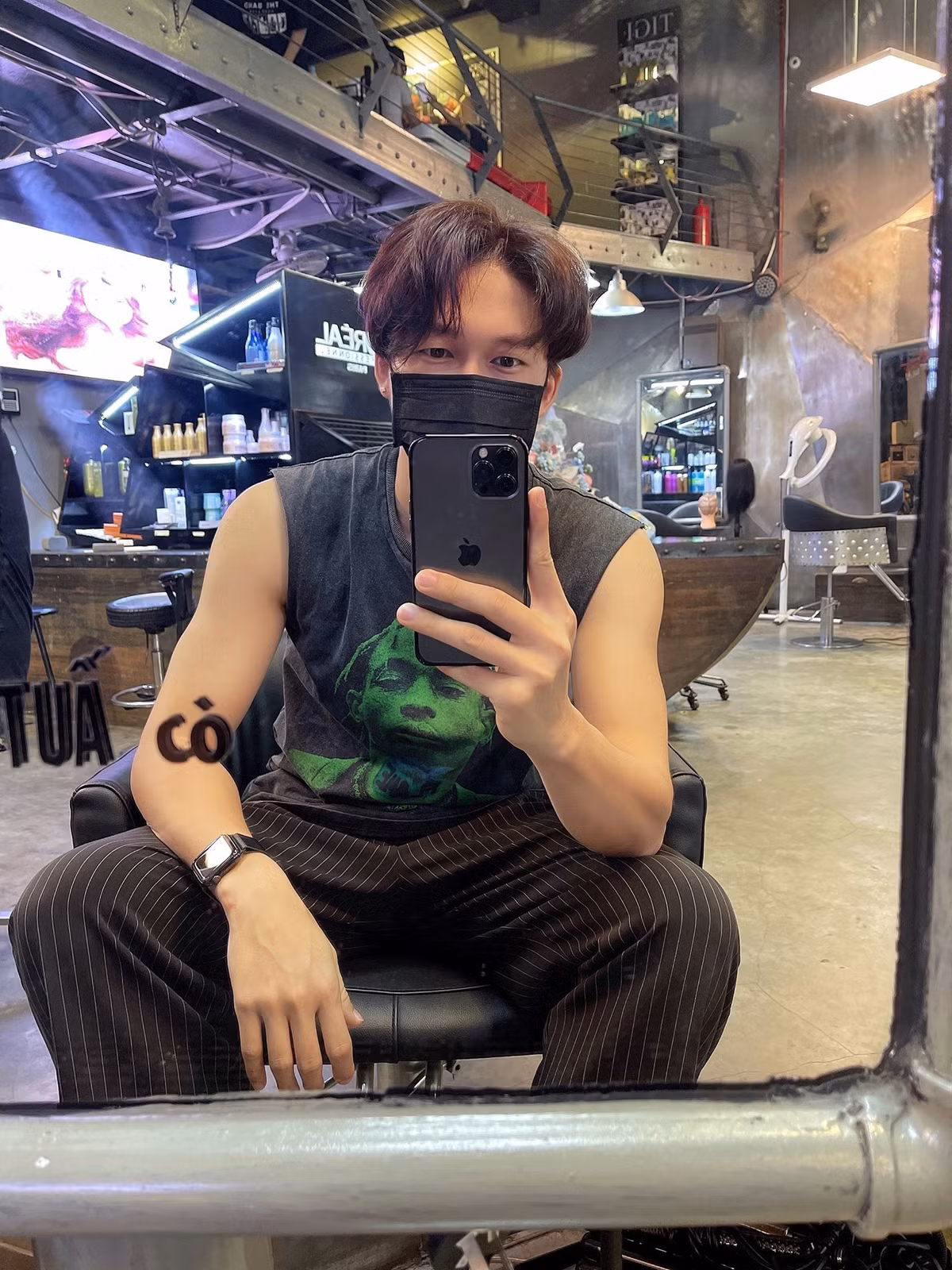 Đình Tú đeo khẩu trang tập gym.