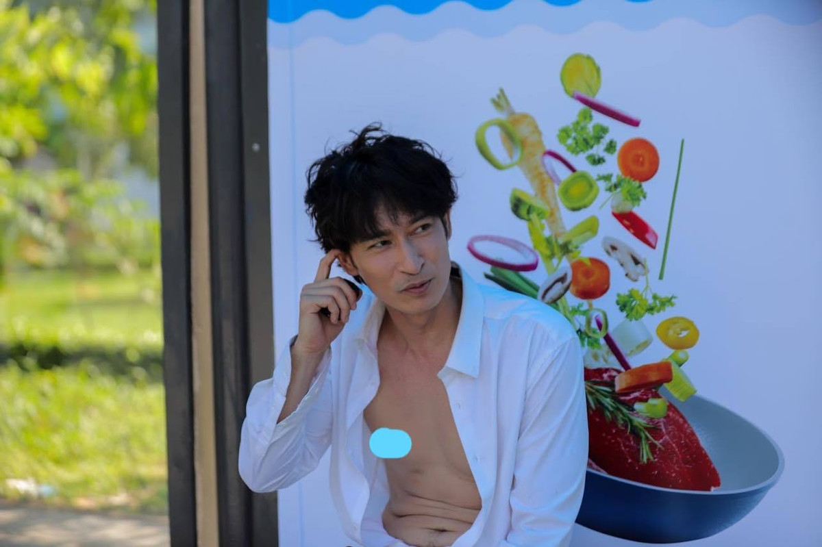 Thấy Huy Khánh gầy gò khác thường, một người quen hỏi: "Sao dạo này ốm thế em ơi?". Diễn viên thừa nhận bị bào sức, sút cân do tập trung hoàn thiện dự án mới.