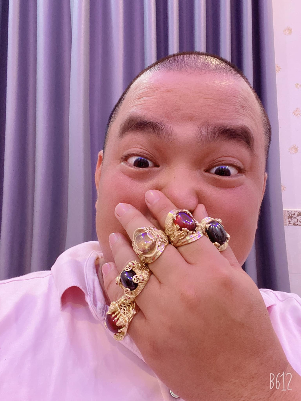 Minh Khang đeo nhẫn đầy tay.