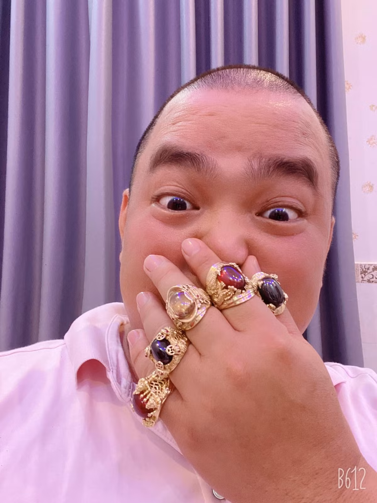 Minh Khang đeo nhẫn đầy tay.