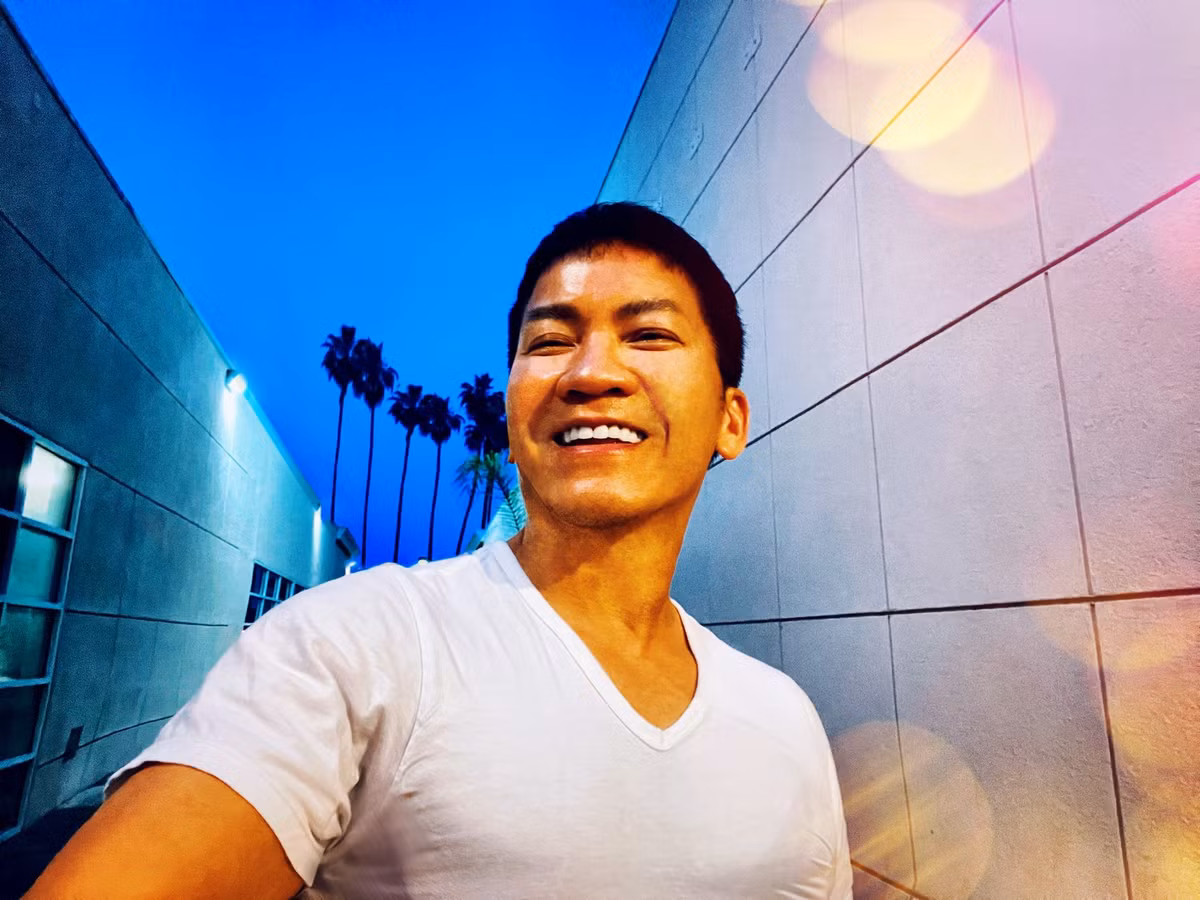 Don Hồ chạy bộ thể dục buổi đêm.