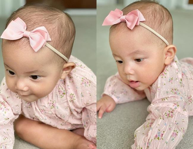 Trong lần xuất hiện mới đây, nhóc tỳ 7 tháng tuổi được mẹ diện cho bộ trang phục nữ tính, đeo nơ hồng xuyệt tông. Nhiều người khen con gái Hồ Ngọc Hà giống "nàng công chúa giữa đời thường".