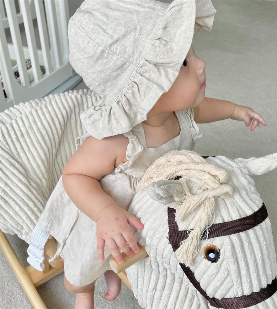 Lisa cũng được xem như một "fashionista nhí". Được biết Hồ Ngọc Hà không cho con diện hàng hiệu đắt tiền, tuy nhiên mỗi lần xuất hiện của Lisa vẫn "sang chảnh" chẳng khác nào diện hàng hiệu. Đó là nhờ cách lựa chọn trang phục và phối đồ cao tay của bà mẹ nổi tiếng.