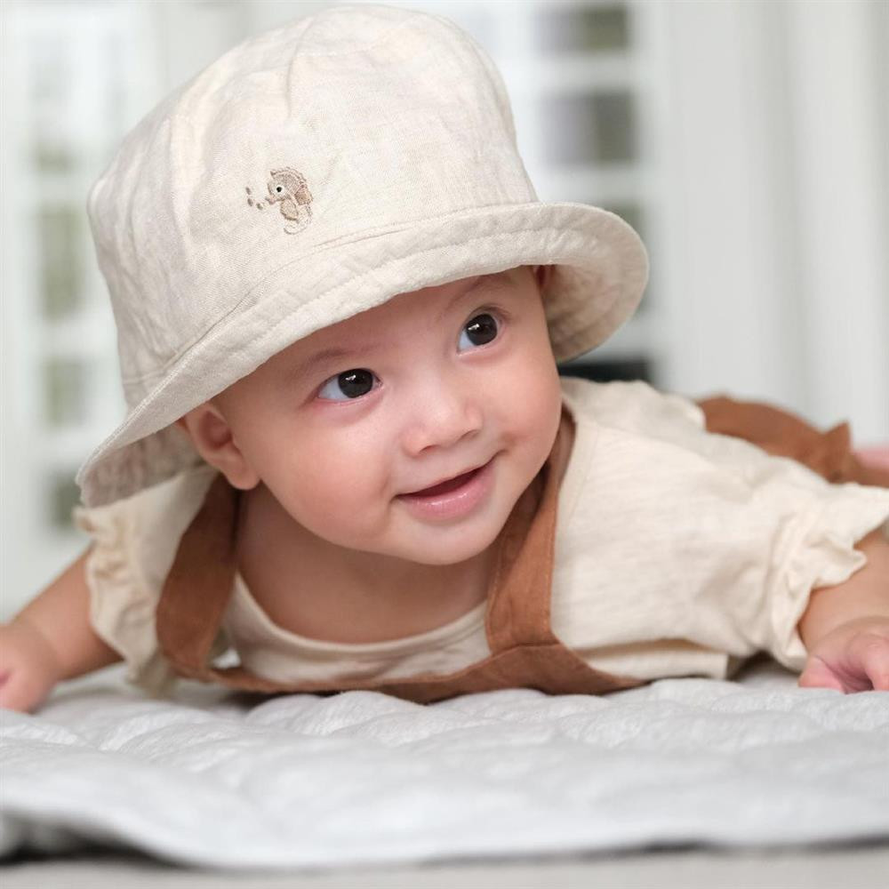 ##ss###style="text-decoration: underline;">Ái nữ của Hà Hồ - Kim Lý cũng rất hợp với những chiếc mũ rộng vành, màu sắc nhã nhặn.