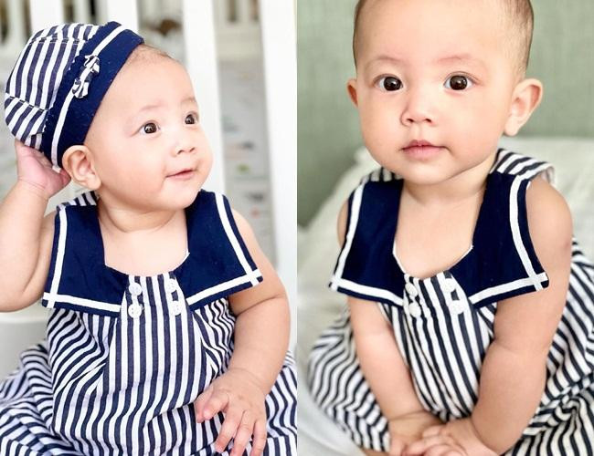 Có mẹ là "fashion icon" nên Lisa thường xuất hiện với những hình ảnh chỉn chu, trang phục và phụ kiện được phối bắt mắt. Nhìn hình thức Lisa, có thể cảm nhận rõ "phong cách Hà Hồ". Bởi bản thân nữ ca sĩ cũng rất yêu thích những bộ váy mang màu sắc cổ điển, đặc biệt mê mệt những chiếc băng đô.