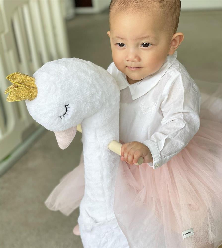 Khoảnh khắc cưỡi thiên nga trắng đáng yêu của Lisa. Cô bé diện chiếc váy "công chúa" bồng bềnh, nữ tính.