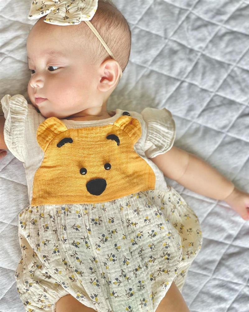 Lisa xinh xắn với set đồ hoa dễ thương.