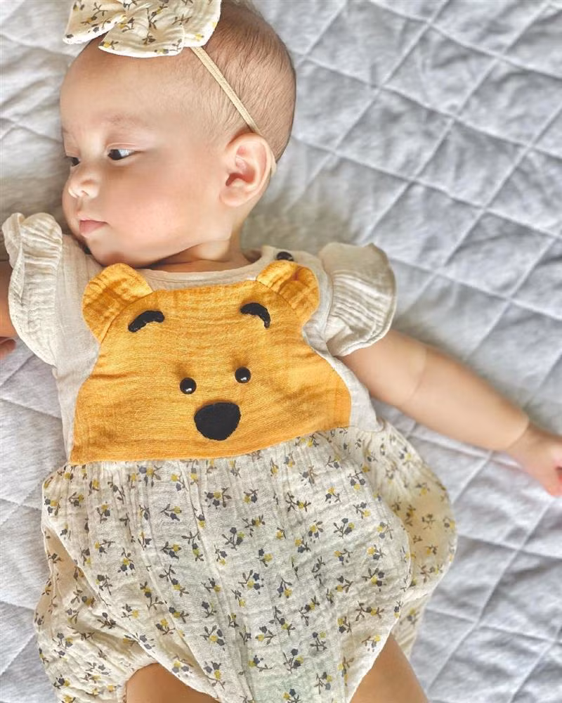 Lisa xinh xắn với set đồ hoa dễ thương.