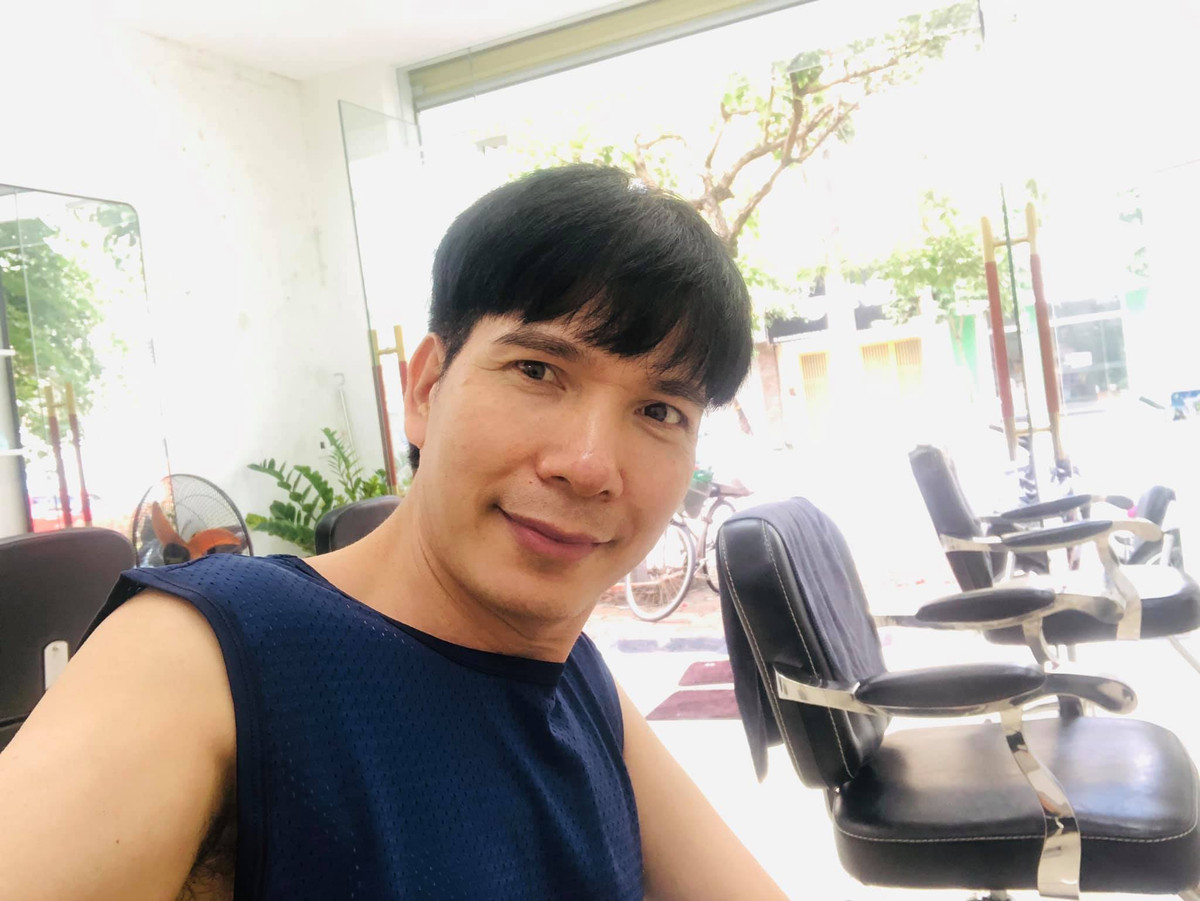 Hồ Quang Tám "xử lý" tóc dài để chuẩn bị ghi hình.