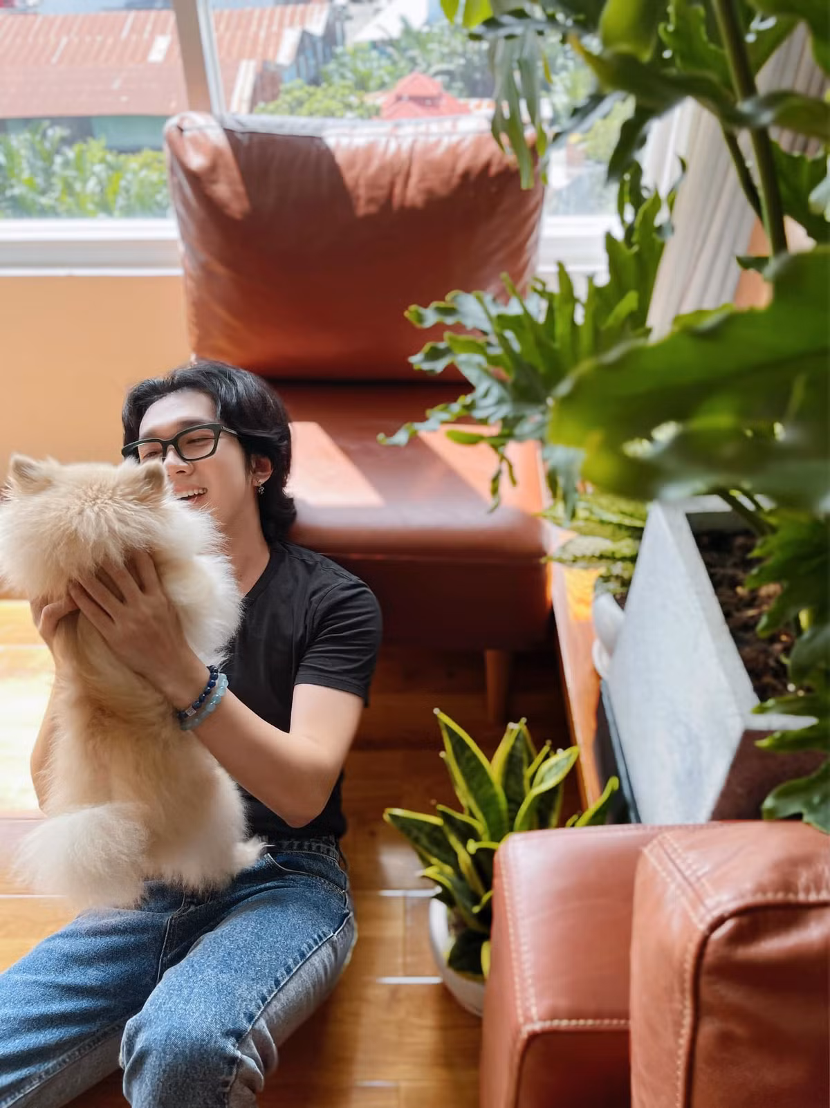 Minh Xù hạnh phúc bên thú cưng.