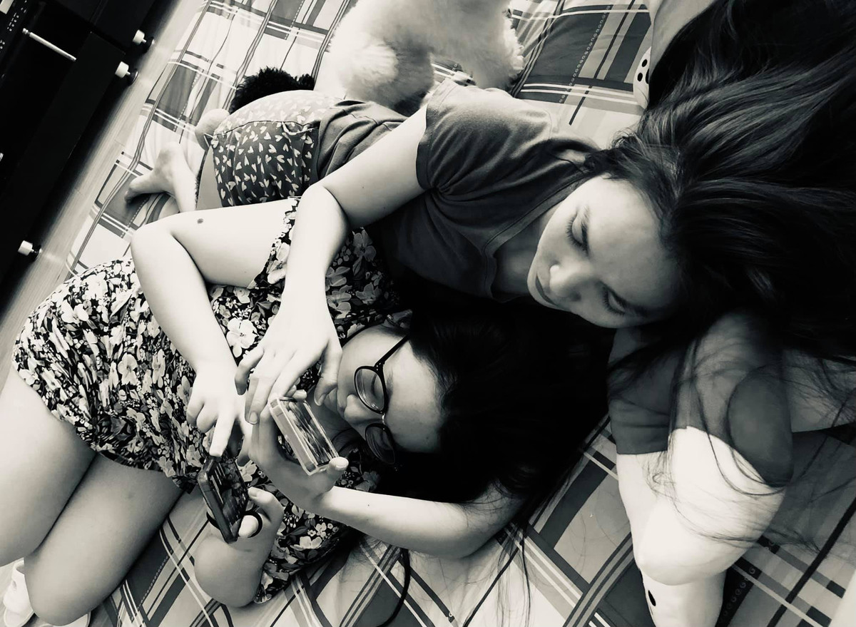 Con gái Hiền Thục 19 tuổi vẫn thích nằm trong vòng tay mẹ.