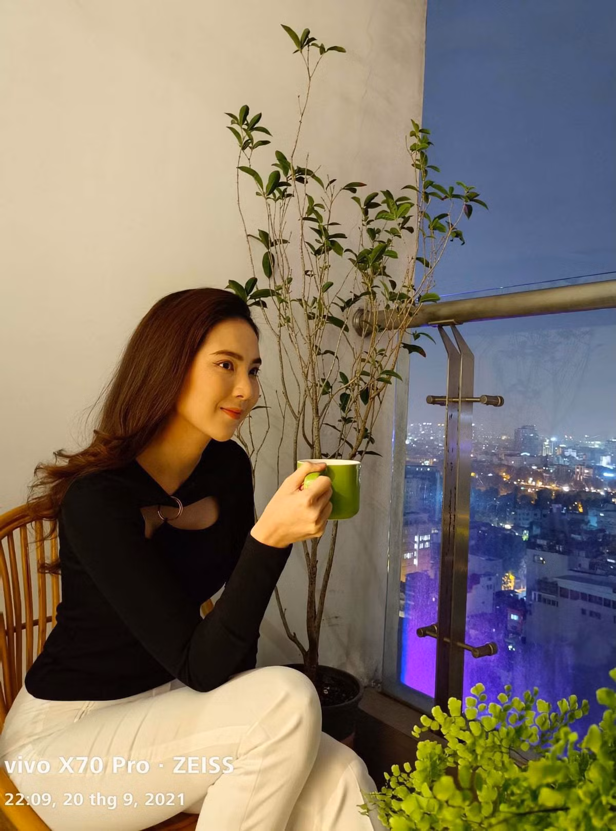 Mai Ngọc tận dụng ban công làm góc thư giãn.