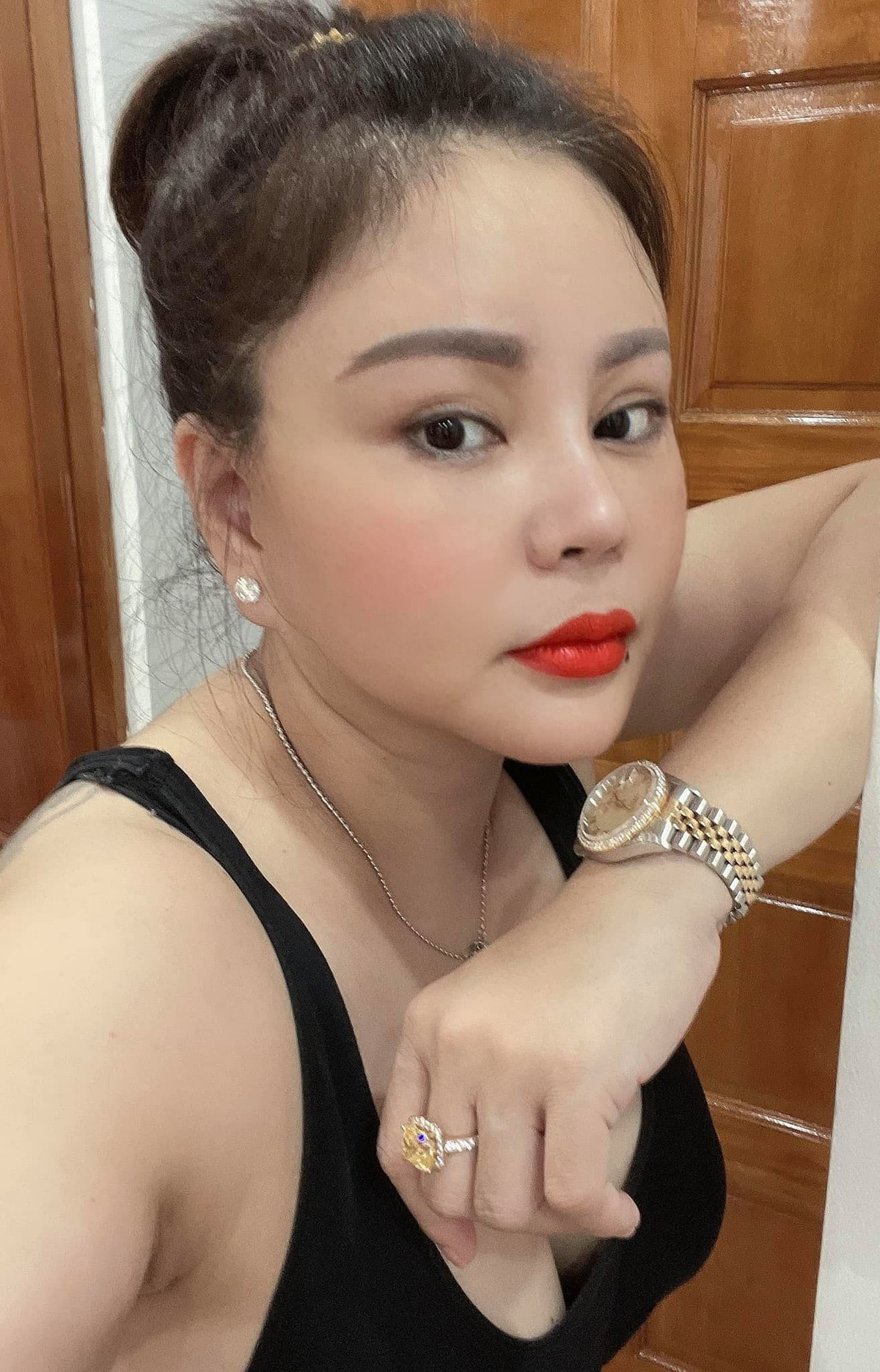 Sao Việt Lê Giang chưng diện tại nhà.