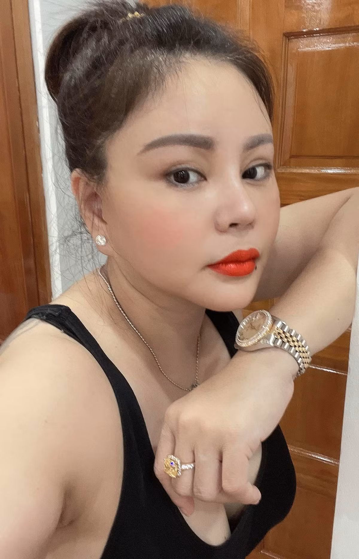 Sao Việt Lê Giang chưng diện tại nhà.