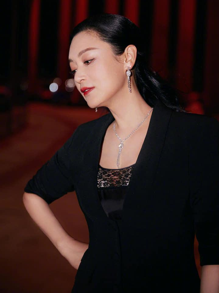 Trần Hồng cũng là mẫu phụ nữ được nhiều người hướng tới trong giới nghệ thuật. Cô có cả ngoại hình, tài năng và cuộc sống viên mãn bên chồng con.