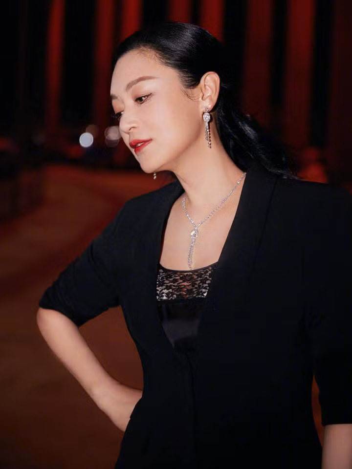Trần Hồng cũng là mẫu phụ nữ được nhiều người hướng tới trong giới nghệ thuật. Cô có cả ngoại hình, tài năng và cuộc sống viên mãn bên chồng con.