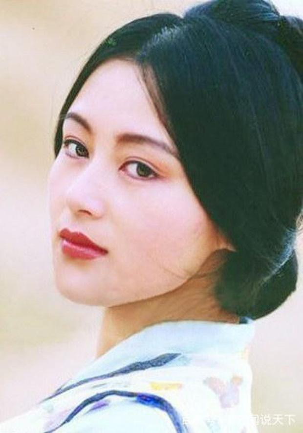 Gương mặt thanh tú, đôi mắt trong trẻo của Trần Hồng đã làm say đắm biết bao người.