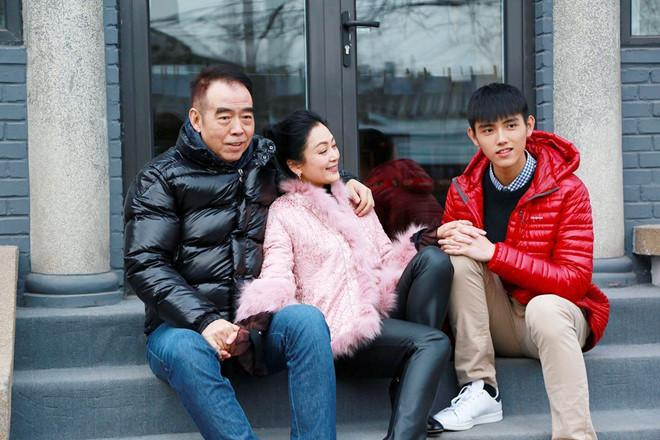 Truyền thông cho biết, khoảng thời gian này đạo diễn Trần Khải Ca sống như vợ chồng với MC nổi tiếng Nghê Bình hơn 7 năm. Việc Trần Hồng xuất hiện khiến cho mối quan hệ giữa Trần Khải Ca - Nghê Bình tan vỡ. Cho đến nay, cô vẫn chịu nhiều điều tiếng khi là "người thứ ba". Trần Hồng và Trần Khải Ca kết hôn vào năm 1996, có 2 người con trai là Trần Vũ Ngang, Trần Phi Vũ.