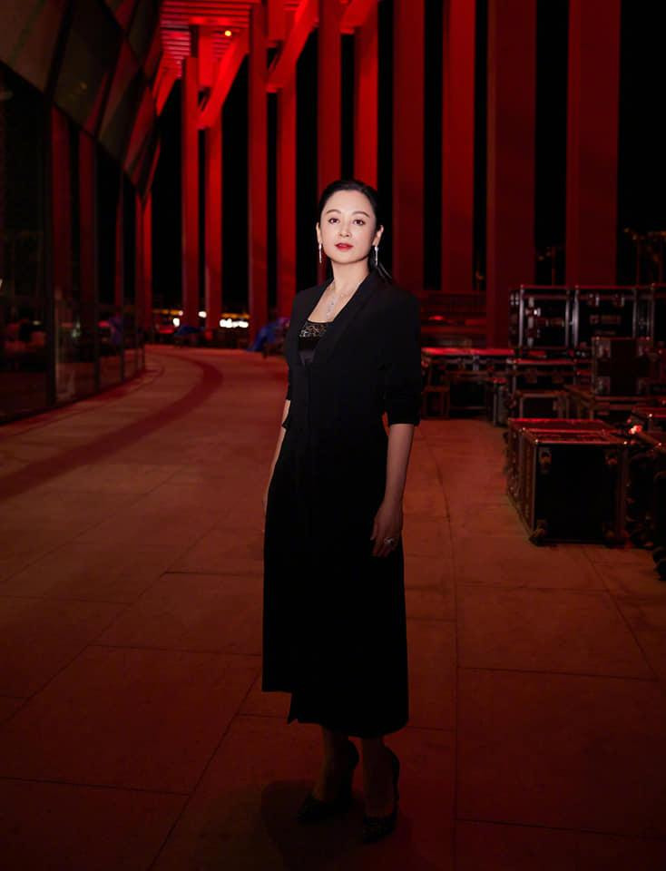 Vào thập niên 80-90, cô là được đánh giá là nữ diễn viên nối tiếng nhất màn ảnh nhỏ xứ Trung, còn Hàn Quốc lại tán tụng cô là mỹ nhân đẹp nhất giới giải trí Trung Quốc. 