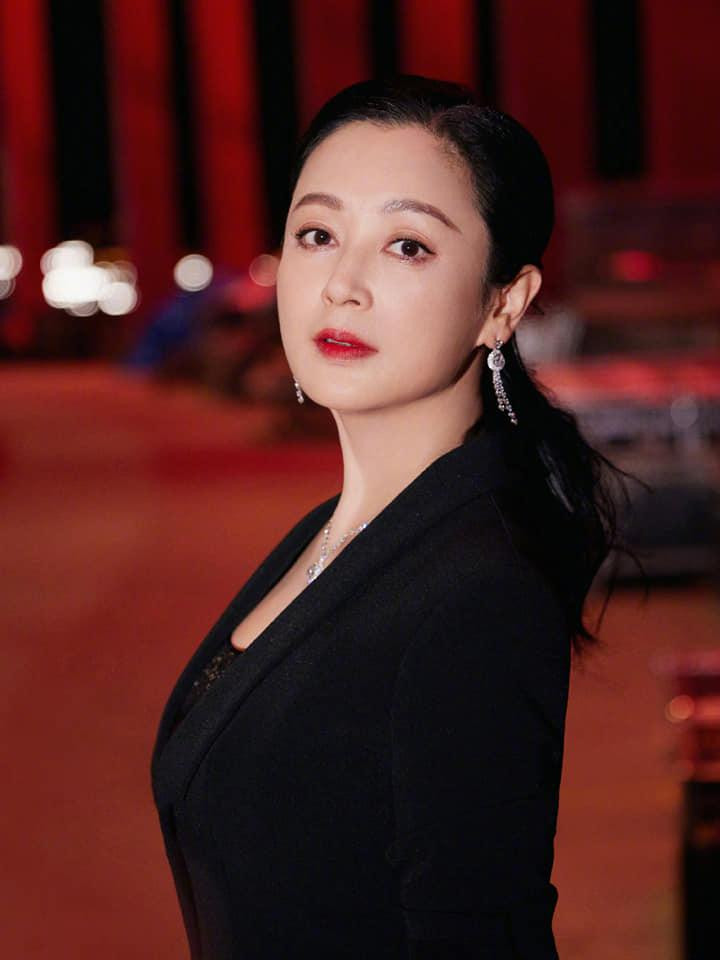 Tiếp nối truyền thống nghệ thuật của gia đình, Trần Phi Vũ đã thi đỗ Học viện Điện ảnh Bắc Kinh và tích cực hoạt động trong showbiz. Vừa qua, chàng thiếu gia sinh năm 2000 đã đổi quốc tịch về Trung Quốc để thuận lợi cho công việc. Trần Phi Vũ được ưu ái gọi là "thái tử" của giới giải trí khi có sự hậu thuẫn lớn từ cha mẹ nổi tiếng, giàu có. 