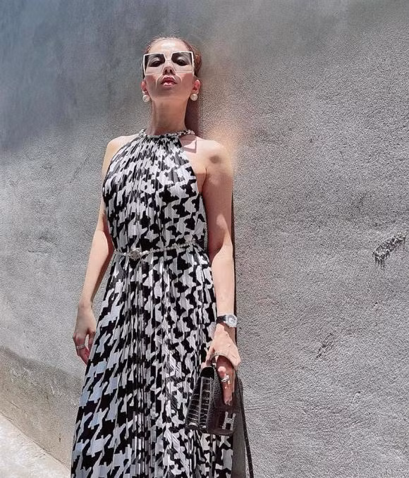 Tuy nhiên, trong một bức ảnh, biểu cảm gương mặt của Lệ Quyên khiến cư dân mạng cảm thấy khó hiểu. Đặc biệt khi zoom cận cảnh gương mặt trông "nữ hoàng phòng trà" như đang "dọa ma", đóng phim kinh dị.