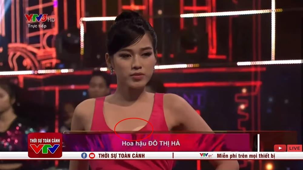 Dù phần "phụ tùng" bên trong màu nude nhẹ nhàng nhưng vẫn nổi bần bật bên dưới lớp cổ áo rộng. Giá như Đỗ Thị Hà cẩn thận hơn trong khâu di chuyển thì cô đã không mắc phải lỗi trang phục đáng tiếc trên.